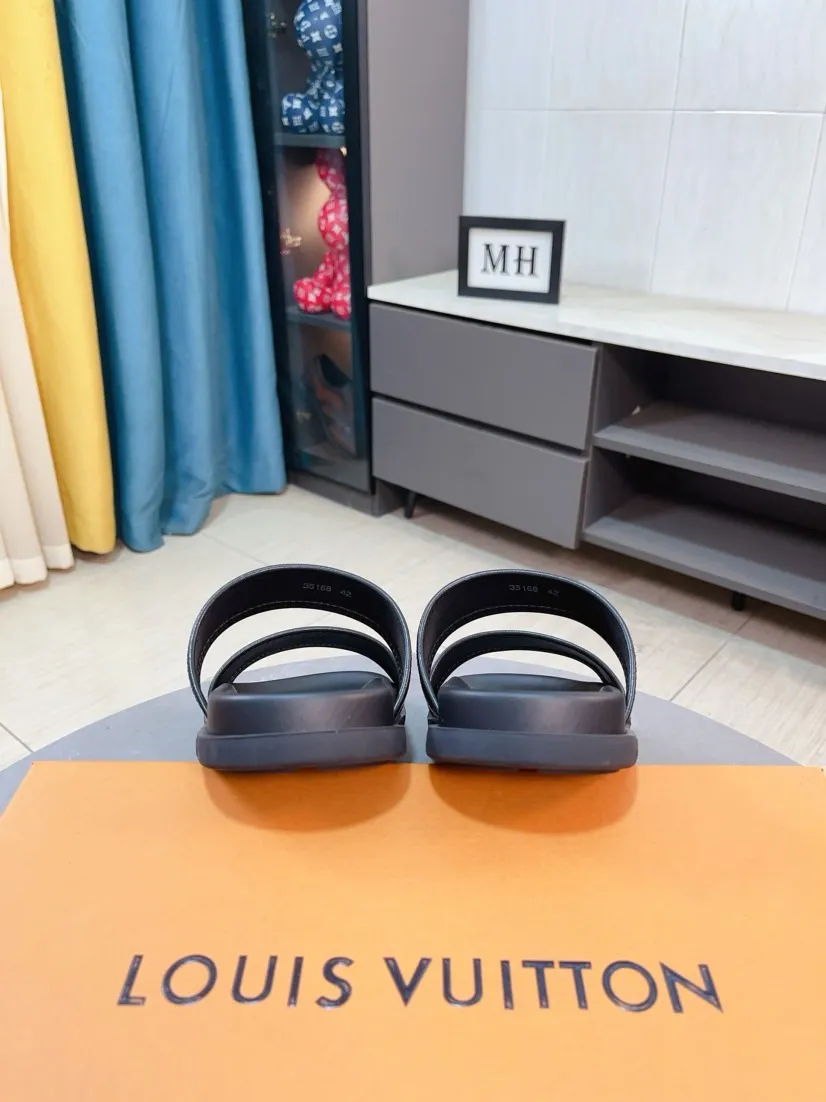 Ex-factory price 320🌹🌹 (lv-Louis Vuitton) new men's sandals, high-end boutique, exquisite embossed logo decoration on the upper, fine workmanship, super soft soles, casual, loose and comfortable, a must-have in summer! \nsize：38-44
